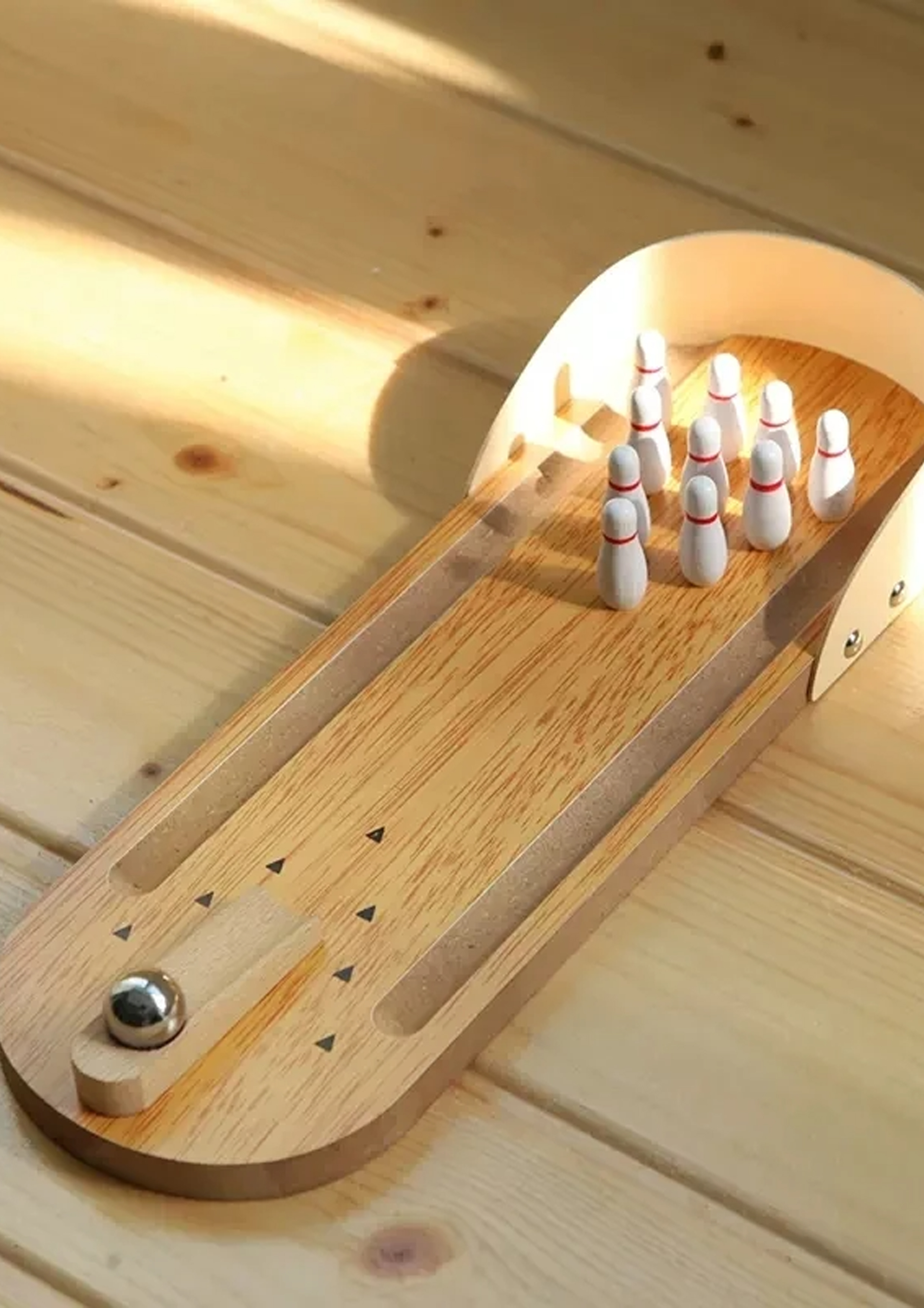 Mini desktop bowlingsæt er fejet gennem arbejdspladsen og sætter gang i en ny trend inden for kontorunderholdning.