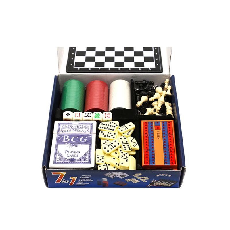 Klassisk flerspilssæt - kombination af skak, domino, poker og dam