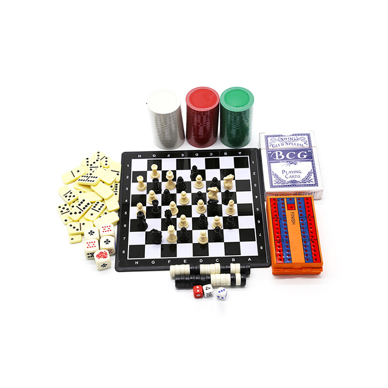 Klassisk flerspilssæt - kombination af skak, domino, poker og dam